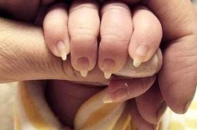 Stylistka paznokci zrobiła manicure... niemowlakowi. Internauci: „To OKROPNE!”