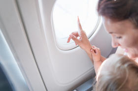 Dziecko w samolocie – jak się przygotować do pierwszego lotu?