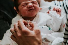 Bolesne gazy i wzdęcia u noworodka - jak sobie z nimi poradzić?