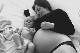Miesiąc po urodzeniu pierwszego dziecka dowiedziała się, że jest w bliźniaczej ciąży. Pokazuje, jak teraz wygląda jej ciało