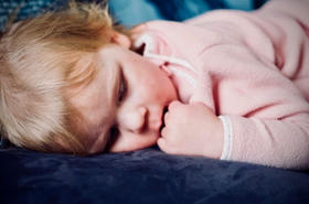 Jak uśpić dziecko i samemu się wyspać? Zdradzamy pięć sprawdzonych sposobów