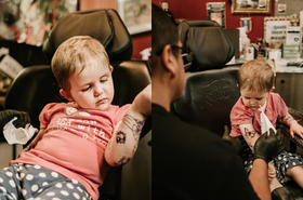 Ta trzylatka spełniła swoje marzenie! Ma teraz "rękawy" jak jej tata. Zobaczcie jej wizytę w profesjonalnym studio tatuażu!