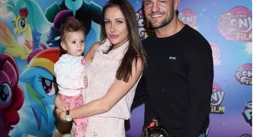 Gwiazdy "Warsaw Shore" na ściance z dziećmi. ALE BYŁ PŁACZ! Mała Victoria chyba nie będzie celebrytką...