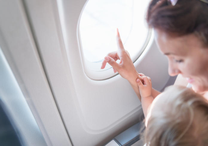 Dziecko w samolocie – jak się przygotować do pierwszego lotu?