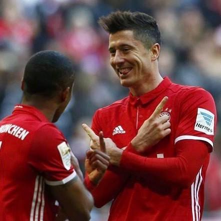 Robert Lewandowski chwali się ORYGINALNYM PREZENTEM dla Klary. Ale urocze!