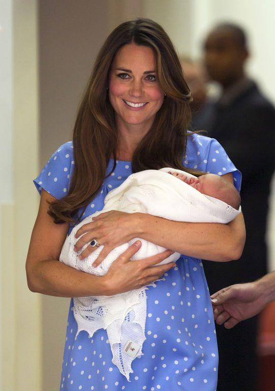Koniec z tłumem gapiów i fotoreporterami - księżna Kate urodzi w domu!