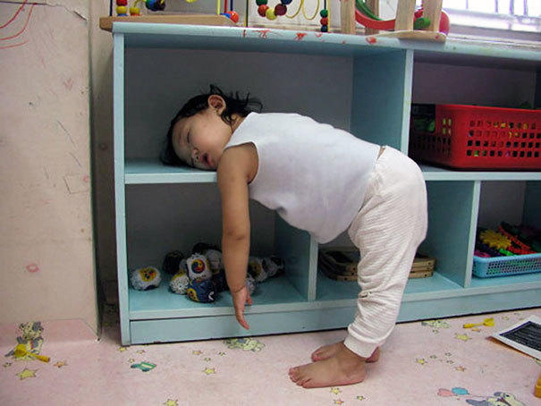 Dzieci mogą zasnąć wszędzie i w każdej pozycji - galeria, która rozbawi Cię do łez!