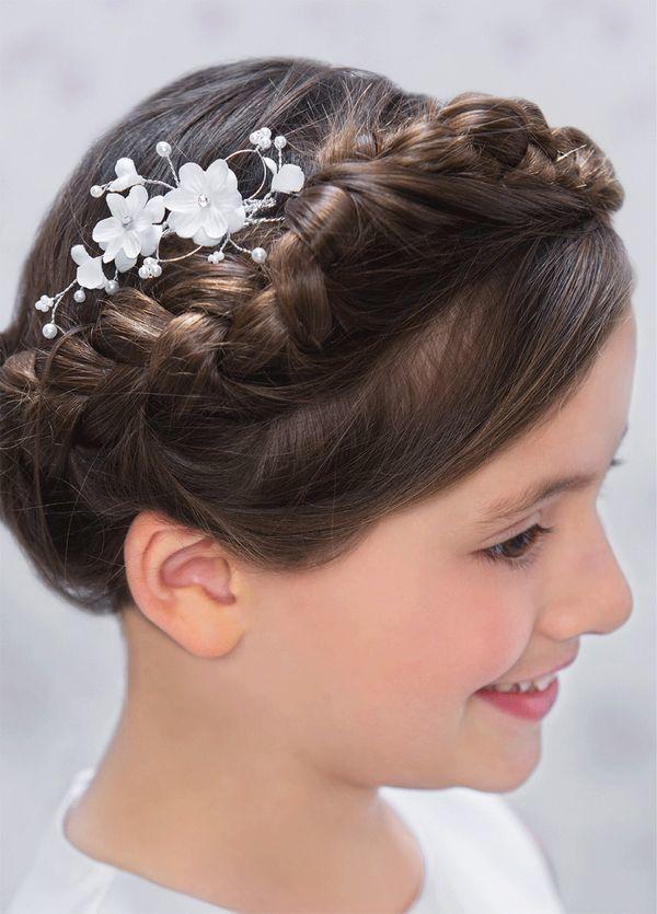 Uczesania komunijne dla dziewczynek - najpiękniejsze fryzurki z wykorzystaniem kwiatów