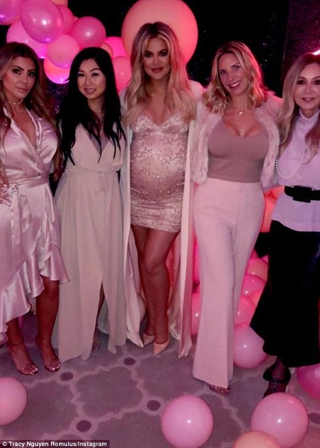 Tak wyglądał BABY SHOWER Khloe Kardashian! Różowe balony, słonie i mnóstwo gości