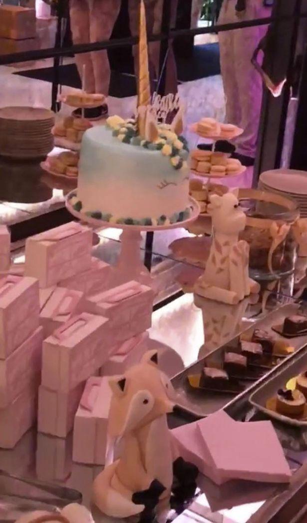 Tak wyglądał BABY SHOWER Khloe Kardashian! Różowe balony, słonie i mnóstwo gości