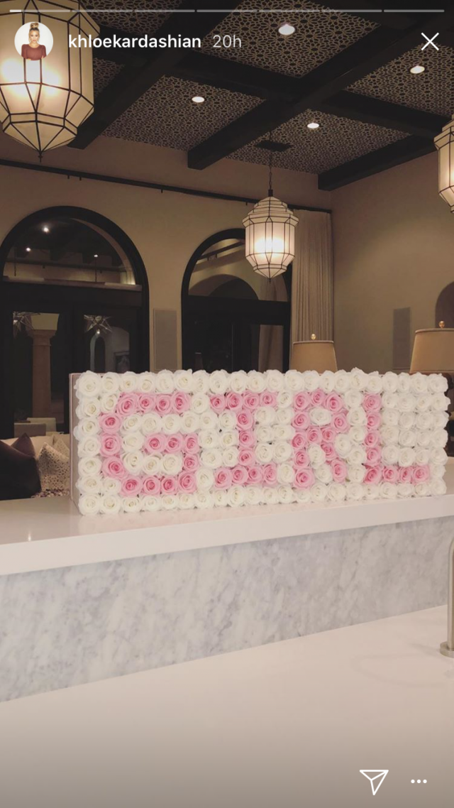 Tak wyglądał BABY SHOWER Khloe Kardashian! Różowe balony, słonie i mnóstwo gości