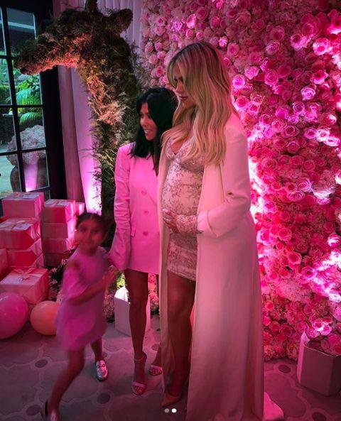 Tak wyglądał BABY SHOWER Khloe Kardashian! Różowe balony, słonie i mnóstwo gości