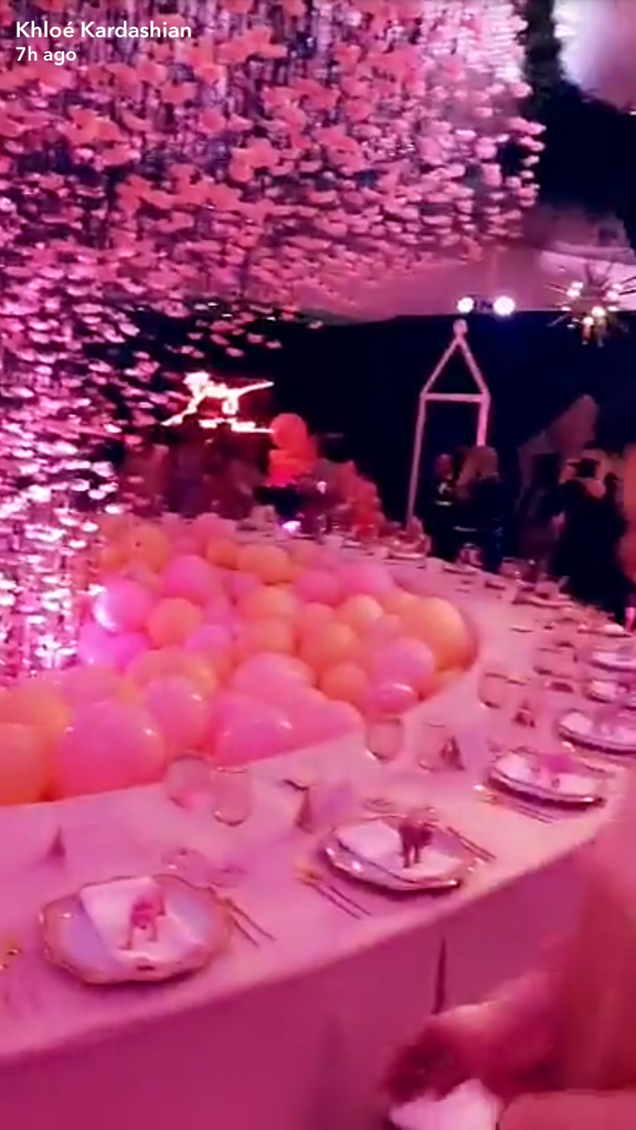 Tak wyglądał BABY SHOWER Khloe Kardashian! Różowe balony, słonie i mnóstwo gości