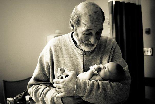Dziadkowie, którzy po raz pierwszy widzą swoje wnuki. Galeria zdjęć, które wywołują łzy wzruszenia!