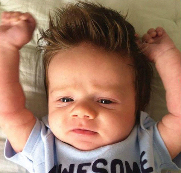 Hit internetu: niemowlęta z burzą włosów na głowie. Nie, to nie peruki!