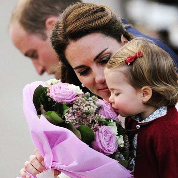 Kate Middleton na spacerze z Louisem i Charlotte w Kensington Gardens. Jak wygląda "po godzinach"?