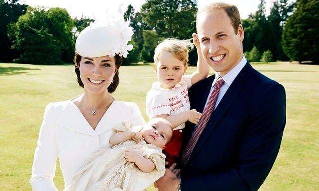 Kate Middleton na spacerze z Louisem i Charlotte w Kensington Gardens. Jak wygląda "po godzinach"?