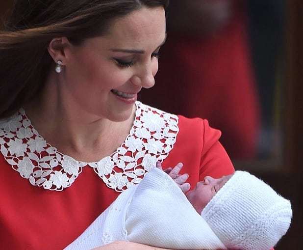 Kate Middleton na spacerze z Louisem i Charlotte w Kensington Gardens. Jak wygląda "po godzinach"?