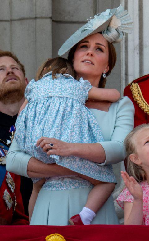 Wypadek księżniczki Charlotte na balkonie Pałacu Buckingham. Gdyby nie Kate...