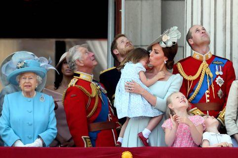 Wypadek księżniczki Charlotte na balkonie Pałacu Buckingham. Gdyby nie Kate...