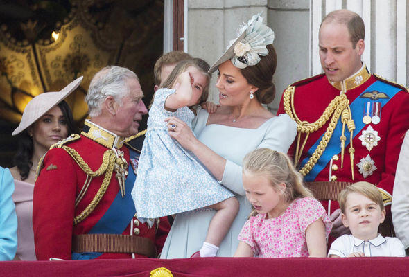 Wypadek księżniczki Charlotte na balkonie Pałacu Buckingham. Gdyby nie Kate...