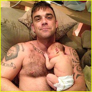 Rodzicielstwo prostsze niż kiedykolwiek! Robbie Williams przerywa milczenie po narodzinach Coco
