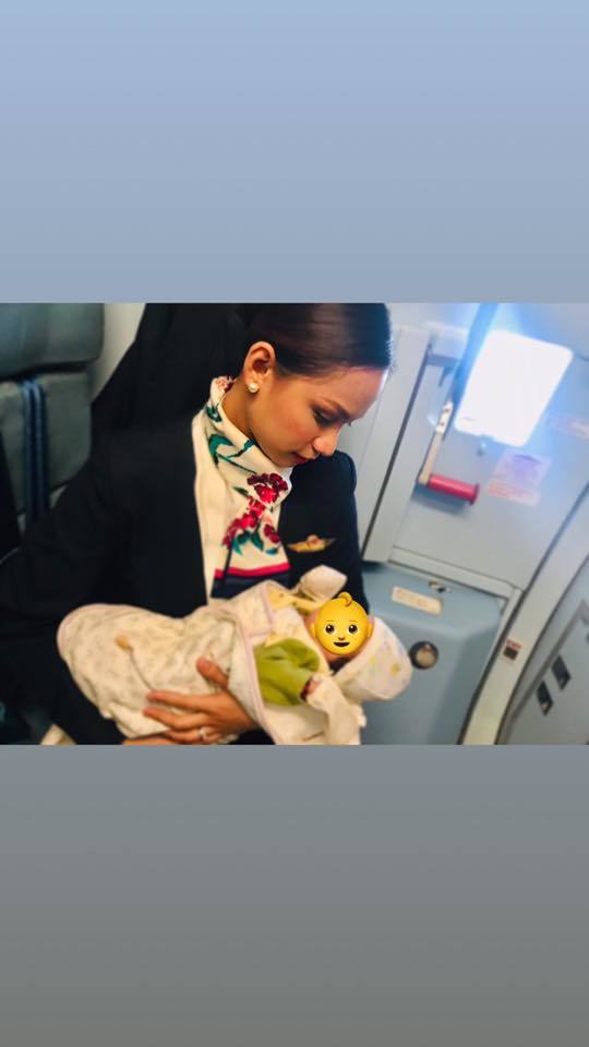 Dziecko w samolocie bardzo płakało! Zgadnijcie, co zrobiła stewardessa!