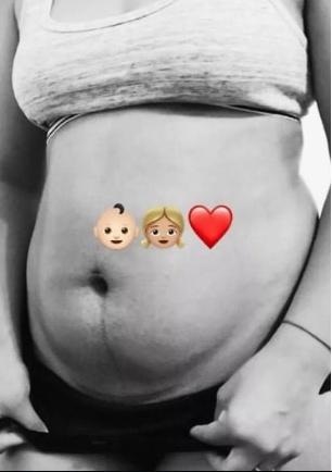 Instagram usunął zdjęcie jej brzucha z blizną po cesarskim cięciu. Wtedy zamieściła ten oto wpis...