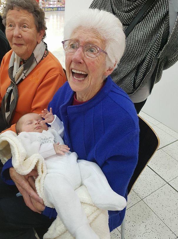 Najpiękniejsze zdjęcia dziadków, gdy poznają swoje wnuki - łza kręci się w oku!