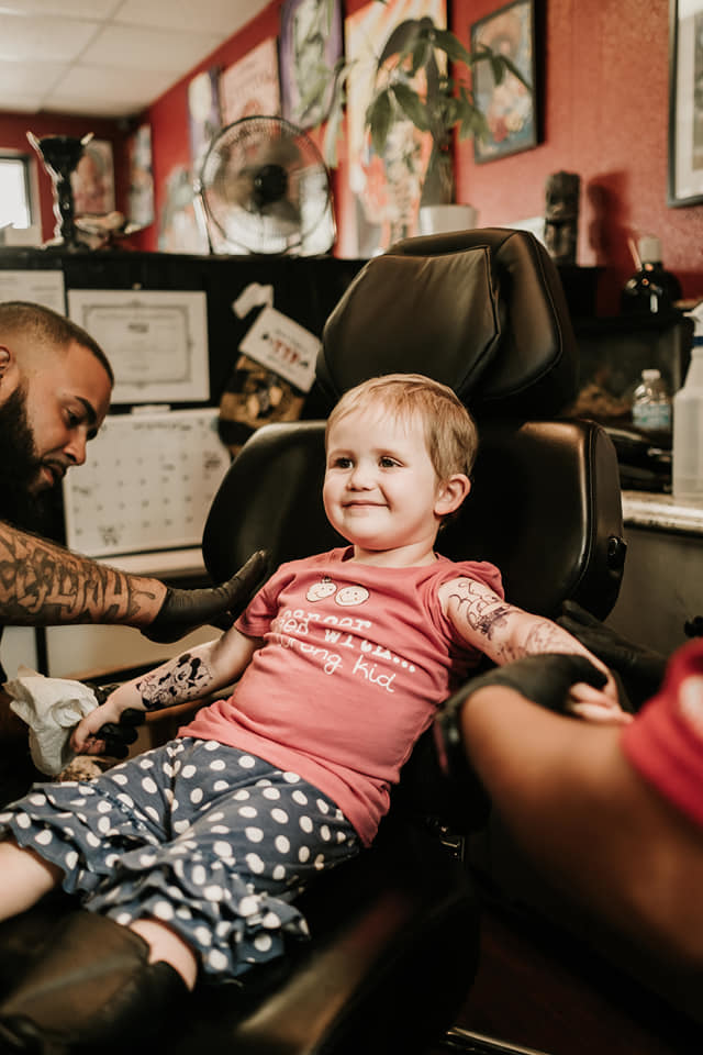 Ta trzylatka spełniła swoje marzenie! Ma teraz "rękawy" jak jej tata. Zobaczcie jej wizytę w profesjonalnym studio tatuażu!