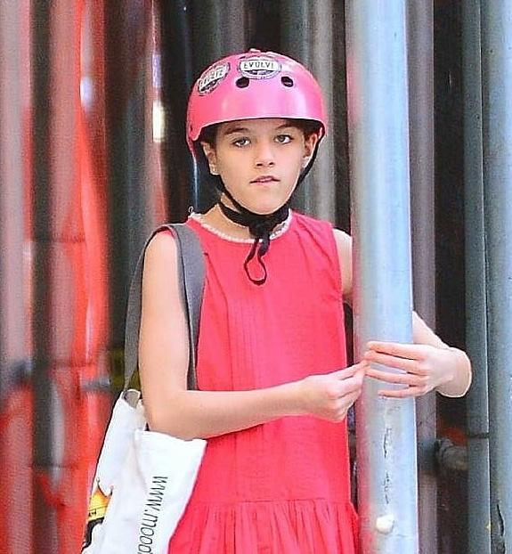 Suri Cruise pokazała, jak świetnie radzi sobie na rolkach, ale niektóre komentarze są okrutne: "Uczestniczysz w castingu do 'Głupi i głupszy?'"