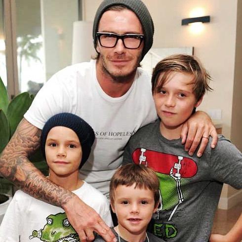 David Beckham świętuje z dziećmi Dzień Ojca. Fani: "Z ojcem przynajmniej wyglądają na szczęśliwe, uśmiechnięte i naturalne; z Victorią - nie"