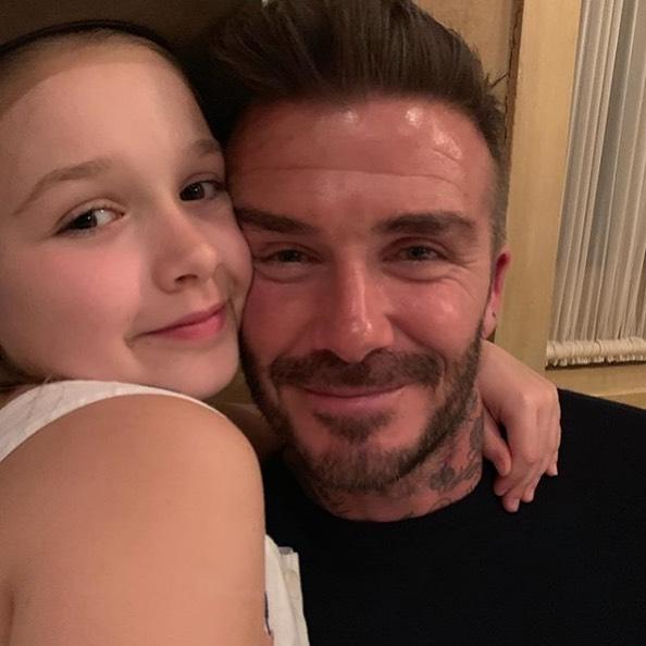 David Beckham świętuje z dziećmi Dzień Ojca. Fani: "Z ojcem przynajmniej wyglądają na szczęśliwe, uśmiechnięte i naturalne; z Victorią - nie"