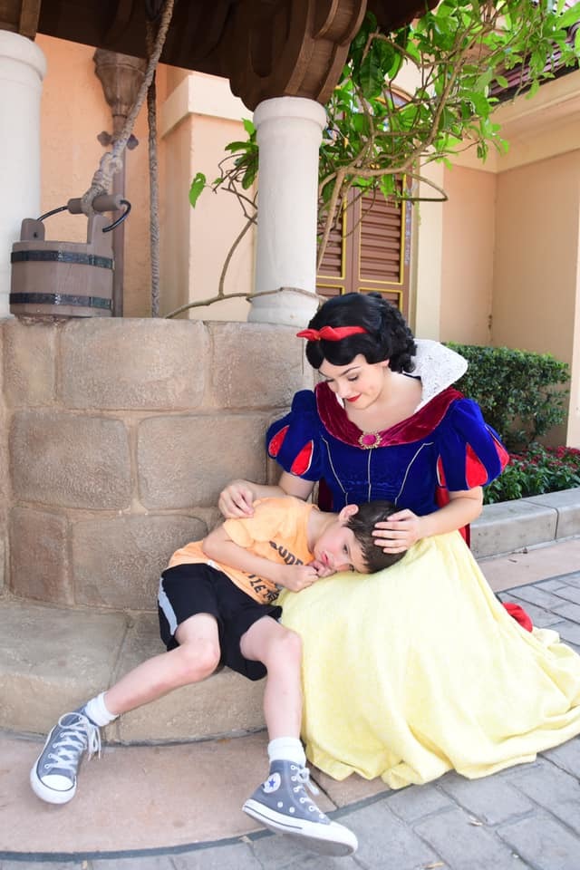 W Disneylandzie Królewna Śnieżka utuliła autystycznego chłopca! WZRUSZAJĄCE zdjęcia: "Prawdziwy anioł"