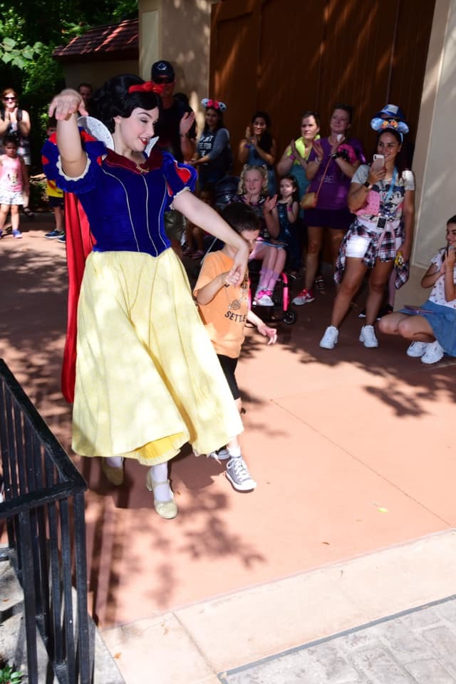 W Disneylandzie Królewna Śnieżka utuliła autystycznego chłopca! WZRUSZAJĄCE zdjęcia: "Prawdziwy anioł"