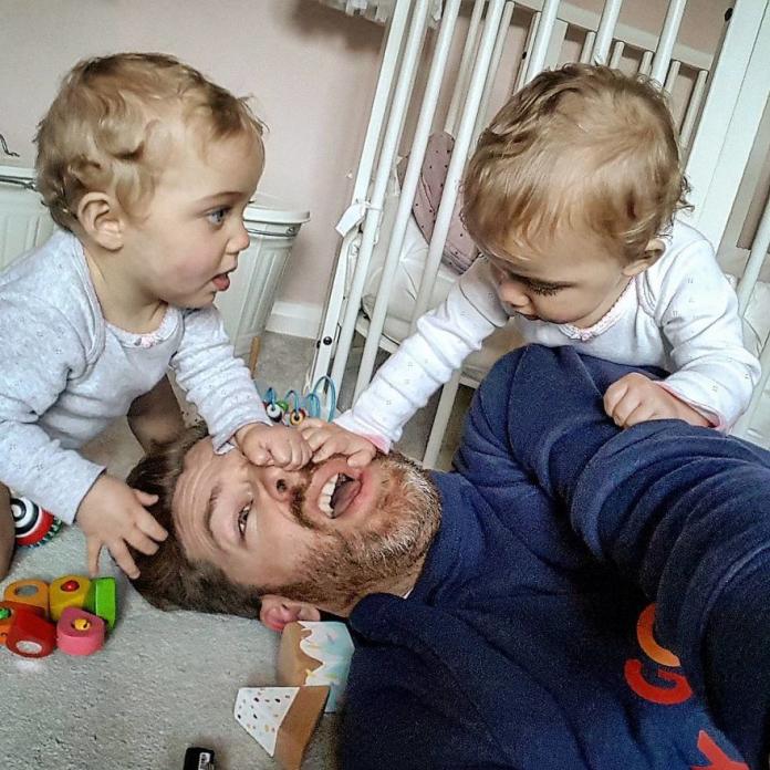 Ten SUPER TATA pokazuje na Instagramie, jak wygląda życie z 4 córkami. Efekty są przezabawne!