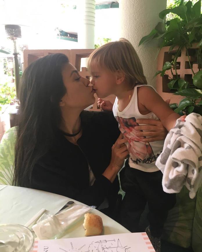 Kourtney Kardashian chwali si ę zdjęciem. Fani: "Co z ciebie za matka?! Mogłaś ZABIĆ dziecko!"