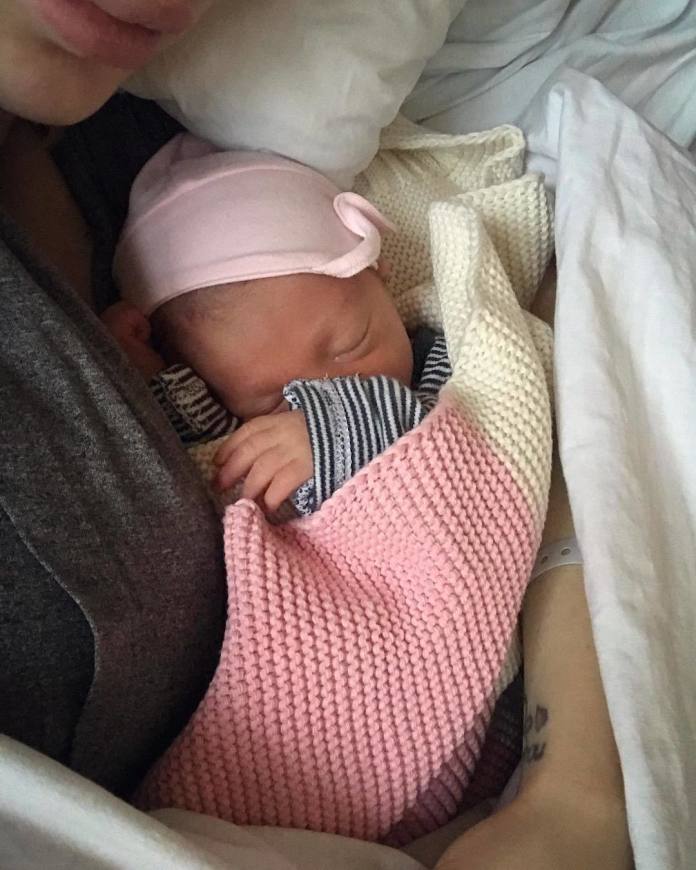 Kolejna celebrytka pokazała nowo narodzoną córkę na Instagramie! Czyje to dziecko?