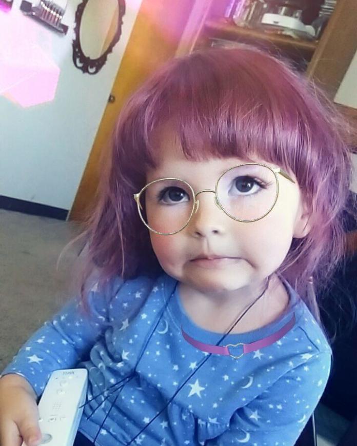 Zafarbowała włosy 2-letniej córce. Internauci oburzeni: "Ty się nad nią znęcasz"