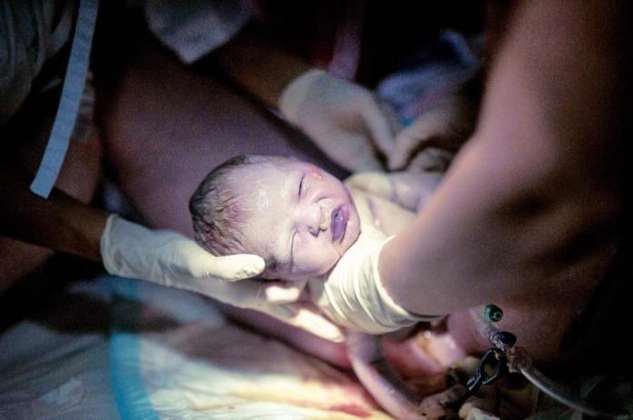 Zablokowana na Instagramie za pokazywanie zdjęć z porodów. Internautki oburzone: "To CHORE!"