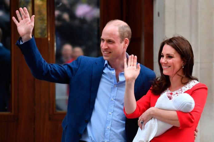 Royal Baby już na świecie! Wiemy, O CZYM ROZMAWIALI William i Kate po wyjściu ze szpitala