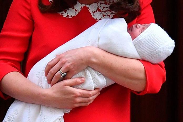 Royal Baby już na świecie! Wiemy, O CZYM ROZMAWIALI William i Kate po wyjściu ze szpitala