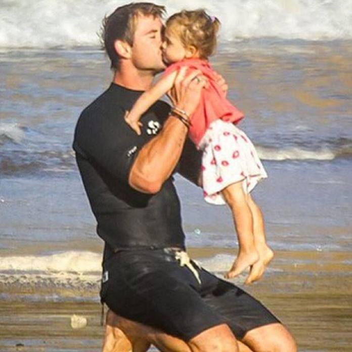 Chris Hemsworth to IDEAŁ OJCA! Te zdjęcia aktora i jego dzieci was rozczulą