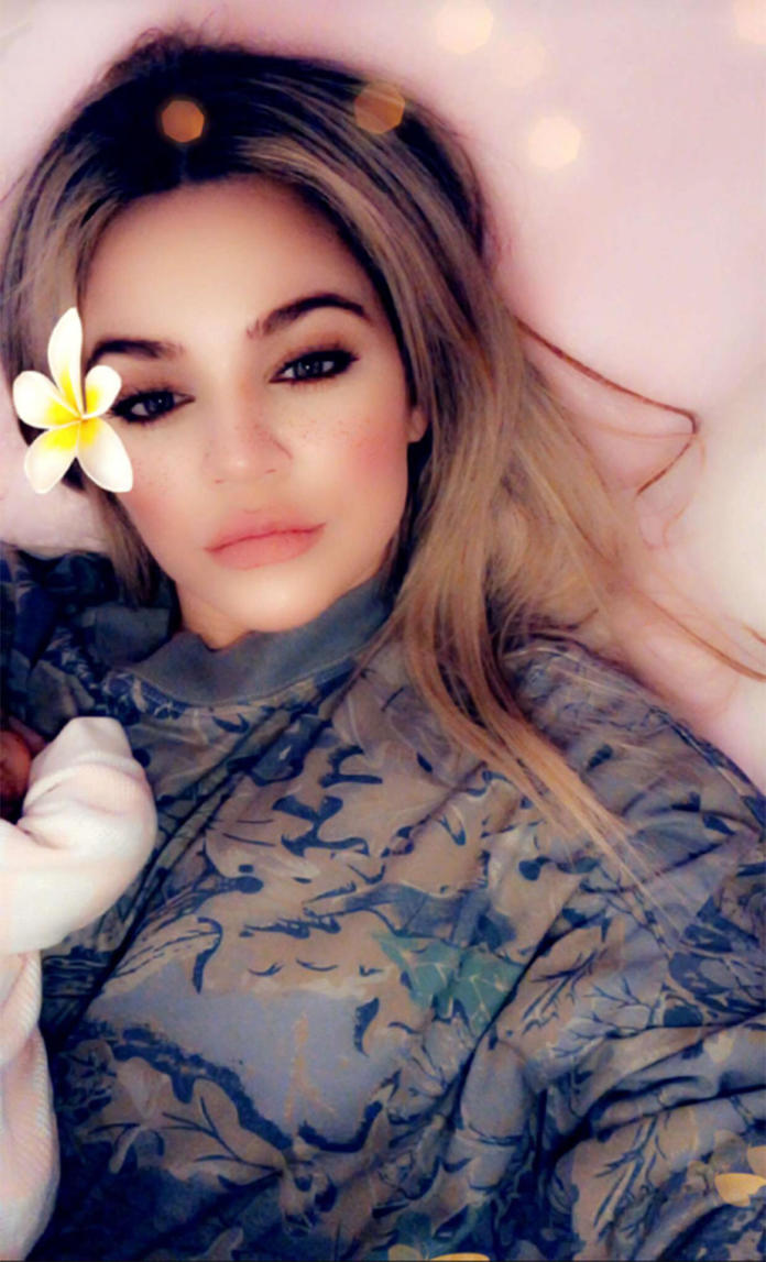 Khloe Kardashian pokazała PIERWSZE SELFIE z córeczką! Jak wygląda mała True?