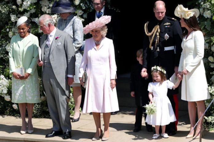 Mała Charlotte i uroczy George w drodze na ślub wujka Harry'ego [DUŻO ZDJĘĆ]