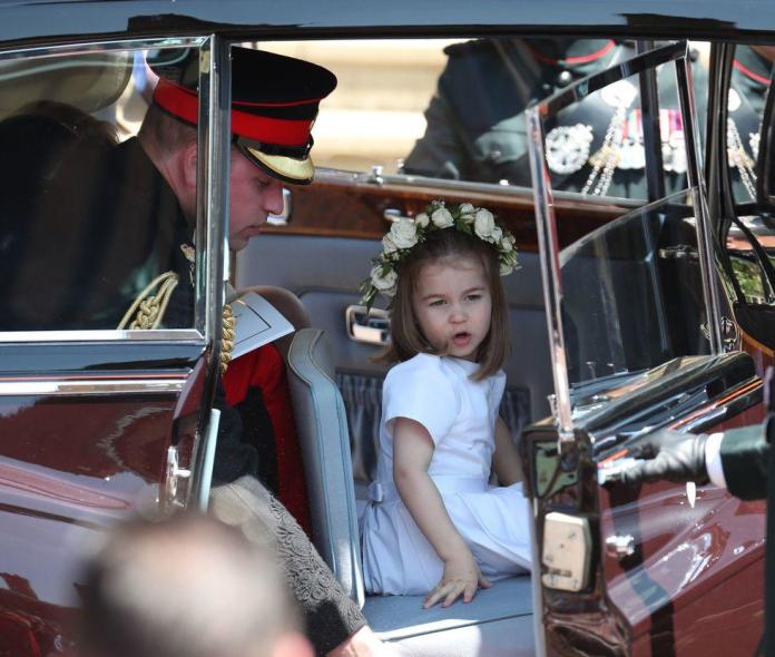 Mała Charlotte i uroczy George w drodze na ślub wujka Harry'ego [DUŻO ZDJĘĆ]