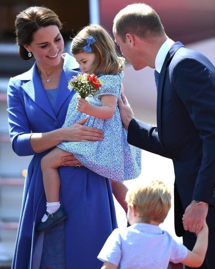 Kate Middleton na spacerze z Louisem i Charlotte w Kensington Gardens. Jak wygląda "po godzinach"?