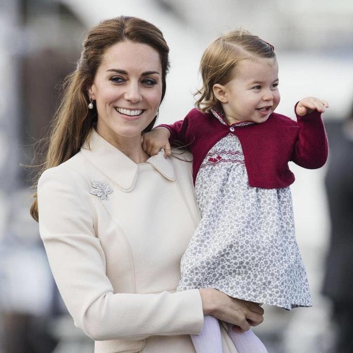 Kate Middleton na spacerze z Louisem i Charlotte w Kensington Gardens. Jak wygląda "po godzinach"?