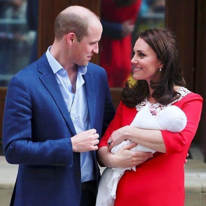 Kate Middleton na spacerze z Louisem i Charlotte w Kensington Gardens. Jak wygląda "po godzinach"?