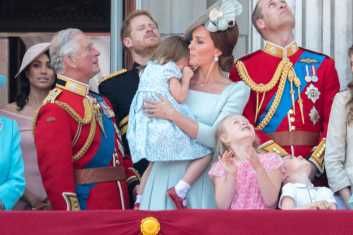 Wypadek księżniczki Charlotte na balkonie Pałacu Buckingham. Gdyby nie Kate...